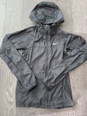 Nike women’s running jacket with detachable hood XS